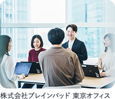 人々が会議している画像