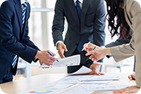 会議している画像