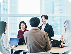 人々が会議している画像