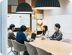 会議している人々の画像