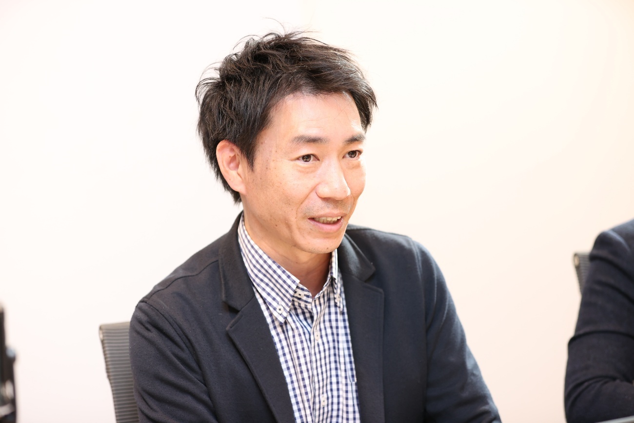 スーツを着た男性AI 生成コンテンツは誤りを含む可能性があります。