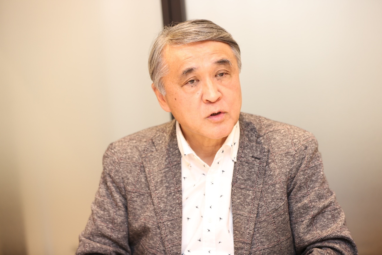 ネクタイを締めた男性AI 生成コンテンツは誤りを含む可能性があります。