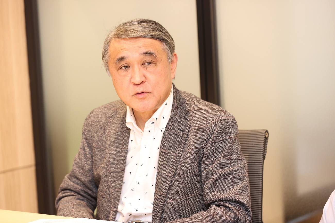 白いシャツを着ている男性AI 生成コンテンツは誤りを含む可能性があります。