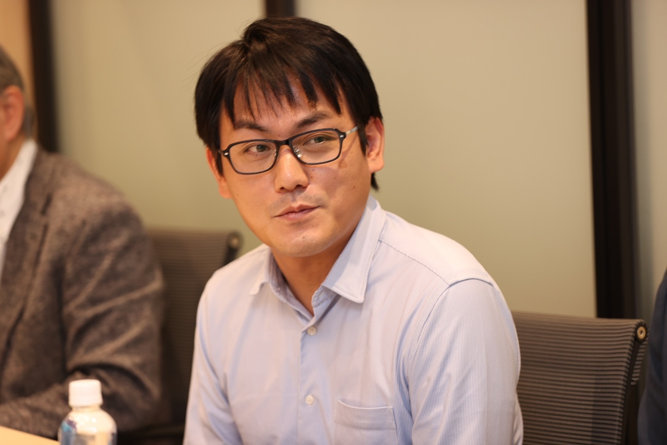 白いシャツを着ている男性AI 生成コンテンツは誤りを含む可能性があります。