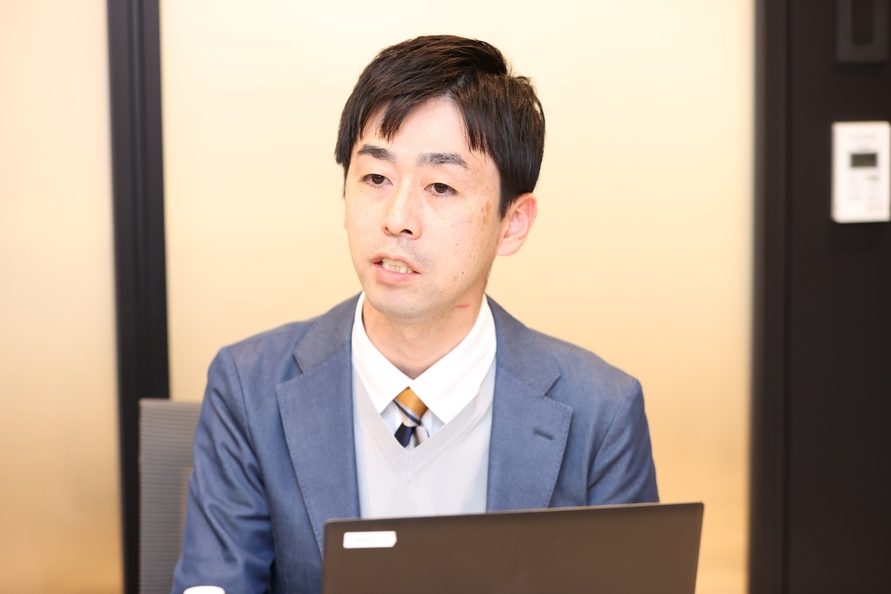 スーツを着た男性AI 生成コンテンツは誤りを含む可能性があります。