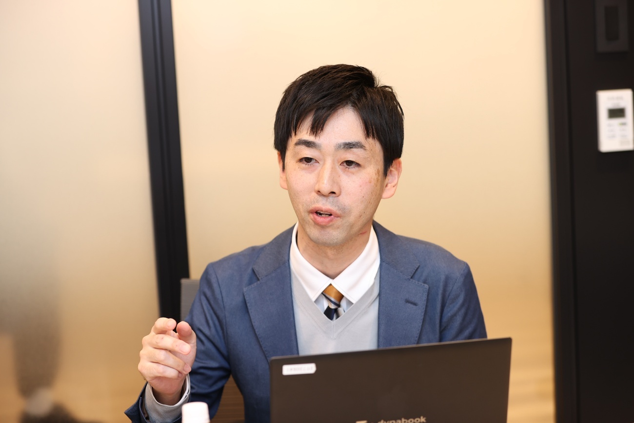 スーツを着た男性AI 生成コンテンツは誤りを含む可能性があります。