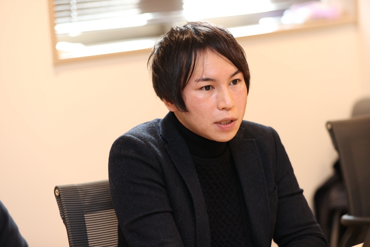 人, 屋内, テーブル, 男 が含まれている画像AI 生成コンテンツは誤りを含む可能性があります。