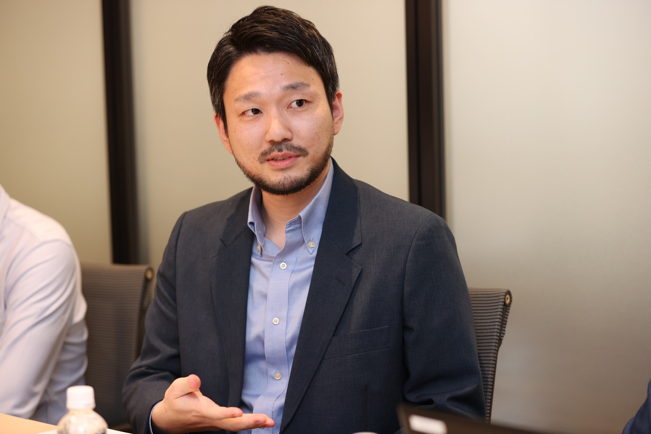 スーツを着た男性AI 生成コンテンツは誤りを含む可能性があります。