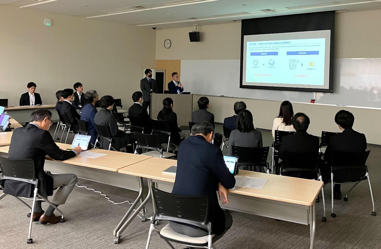 椅子に座っている人たちAI 生成コンテンツは誤りを含む可能性があります。